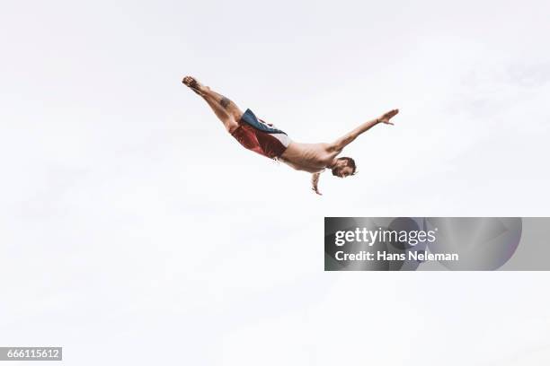 man diving into water - in het water duiken stockfoto's en -beelden