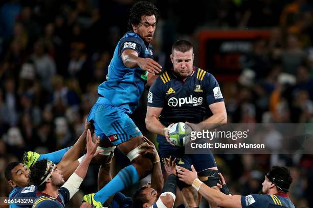 Alex Ainley of the Highlanders gets the lineout ball ahead of Steven Luatua during the round seven Super Rugby match between the Highlanders and the...