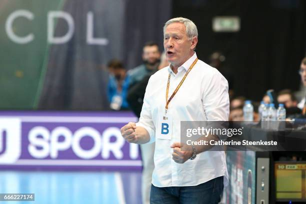 Zvonimir Serdarusic Head Coach of Paris Saint Germain is calling a play during the final match of the Coupe de la Ligue between Paris Saint Germain...