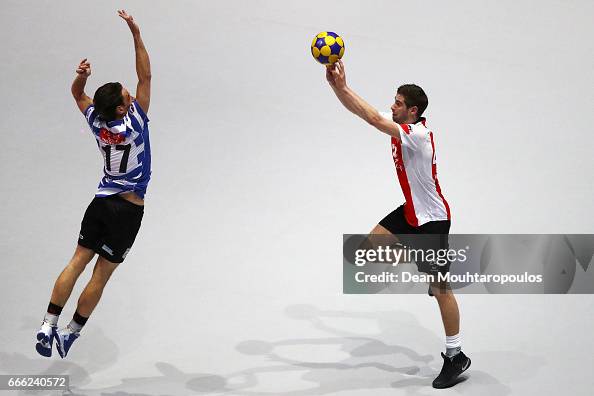 Mick Snel Of Top Quoration Shoots In Front Of Momo Stavenuiter Of mick-snel-of-top-quoration-shoots-in-front-of-momo-stavenuiter-of