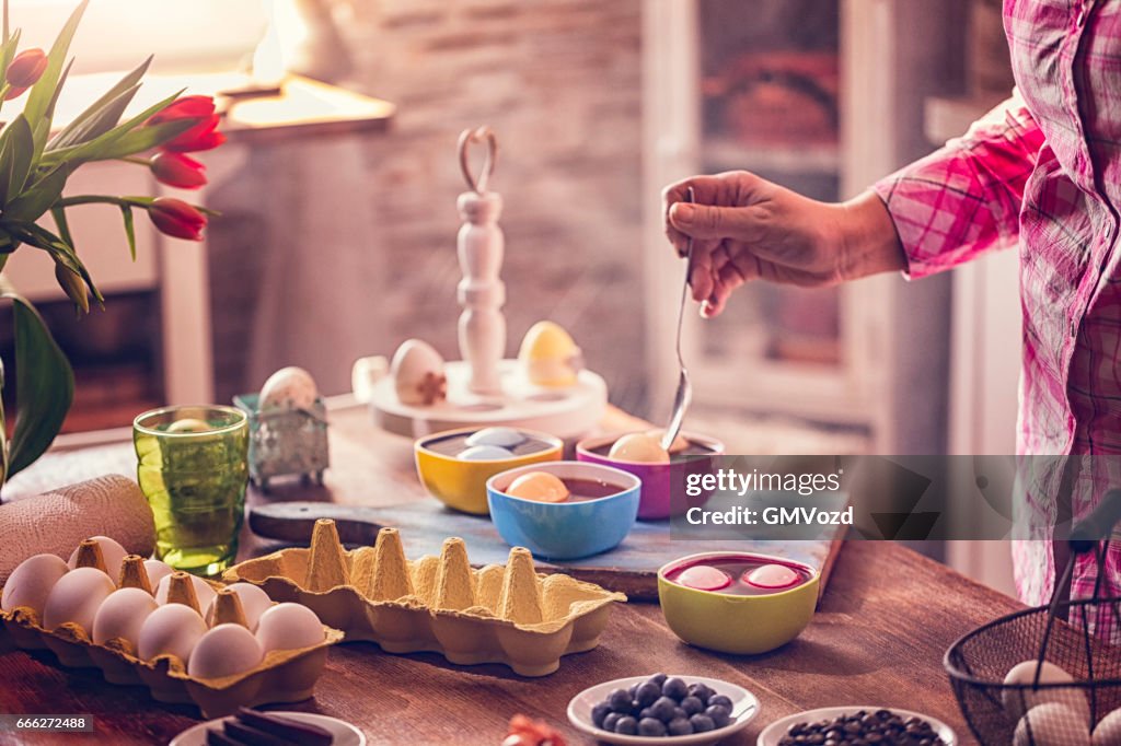 Färben Ostereier mit natürlichen Dye-Effekt