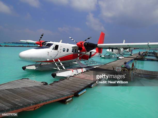 seaplane in the maldives - hidroavión fotografías e imágenes de stock