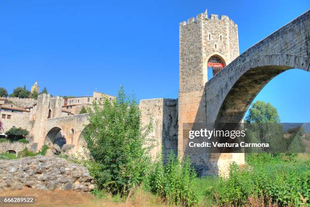 medieval besalú - catalonia, spain - mediterrane kultur fotografías e imágenes de stock