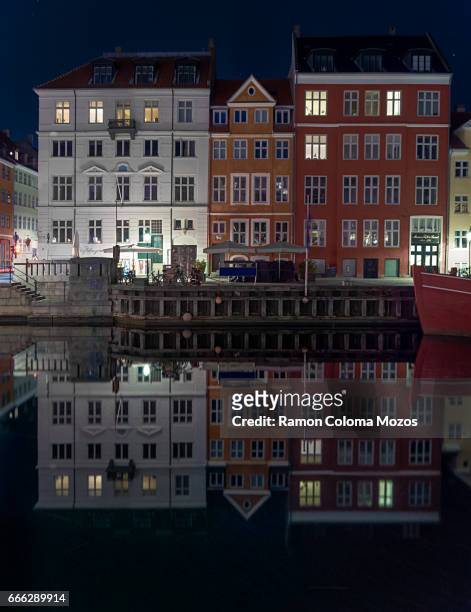 nyhavn reflection - paisaje urbano stock-fotos und bilder
