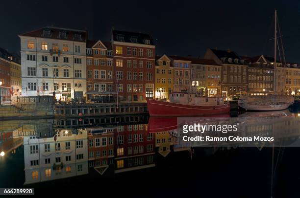 nyhavn reflection - dinamarca stock pictures, royalty-free photos & images