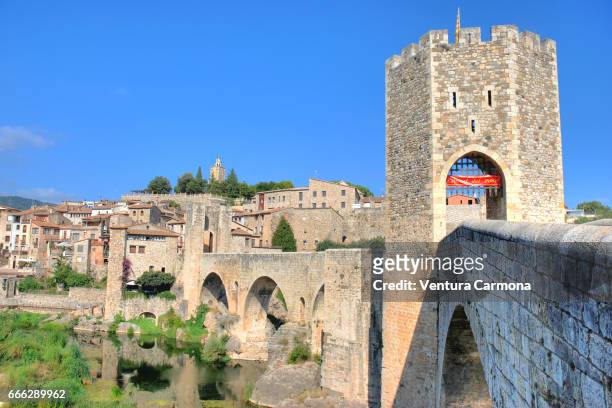 tower of medieval bridge in besalú - catalonia, spain - mediterrane kultur fotografías e imágenes de stock