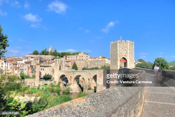 medieval besalú - catalonia, spain - mediterrane kultur fotografías e imágenes de stock