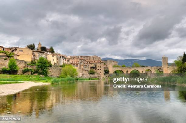 medieval besalú - catalonia, spain - mediterrane kultur fotografías e imágenes de stock