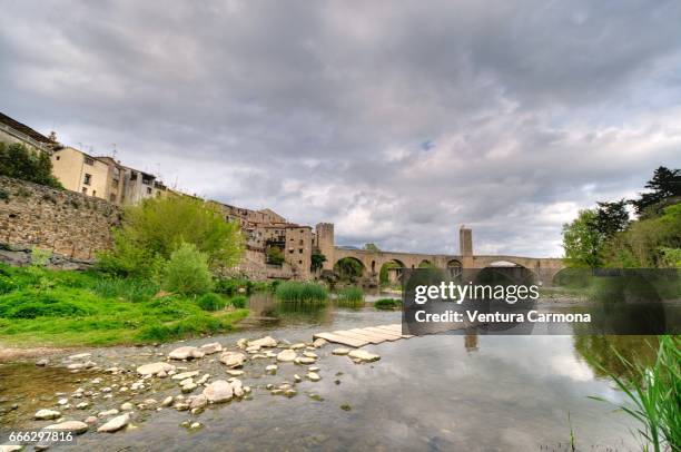 medieval besalú - catalonia, spain - mediterrane kultur fotografías e imágenes de stock