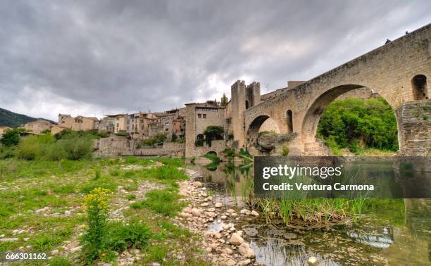 medieval besalú - catalonia, spain - mediterrane kultur fotografías e imágenes de stock