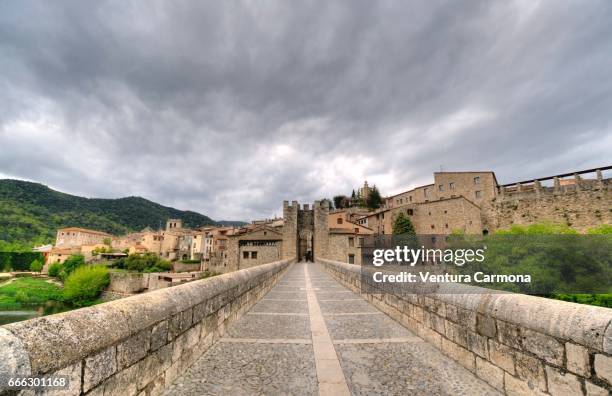 medieval besalú - catalonia, spain - mediterrane kultur fotografías e imágenes de stock