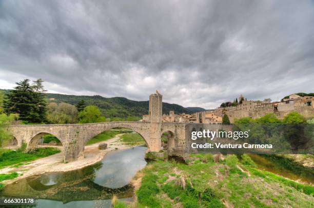 medieval besalú - catalonia, spain - mediterrane kultur fotografías e imágenes de stock