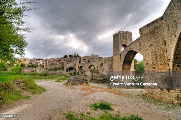 medieval besalú - catalonia, spain - mediterrane kultur fotografías e imágenes de stock