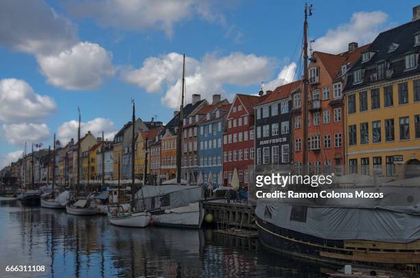 nyhavn canal - paisaje urbano stockfoto's en -beelden
