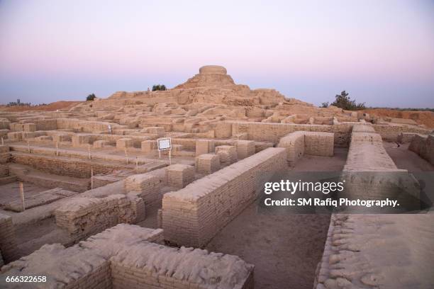 moenjo daro (mound of the dead) - indus valley stock pictures, royalty-free photos & images