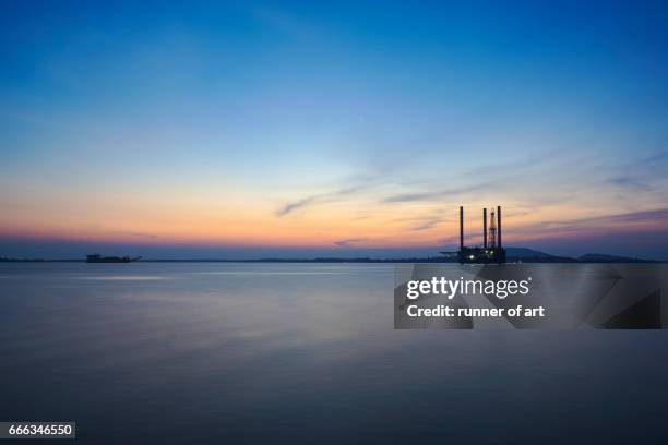 jack up rig in early sunrise - rigips stock pictures, royalty-free photos & images