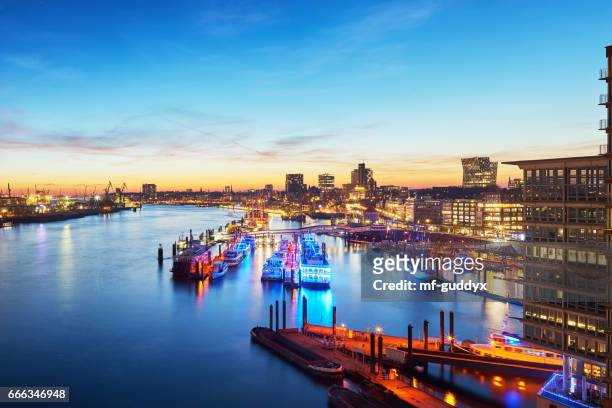 hamburg harbour, elbe river at sunset - stadtsilhouette stock pictures, royalty-free photos & images