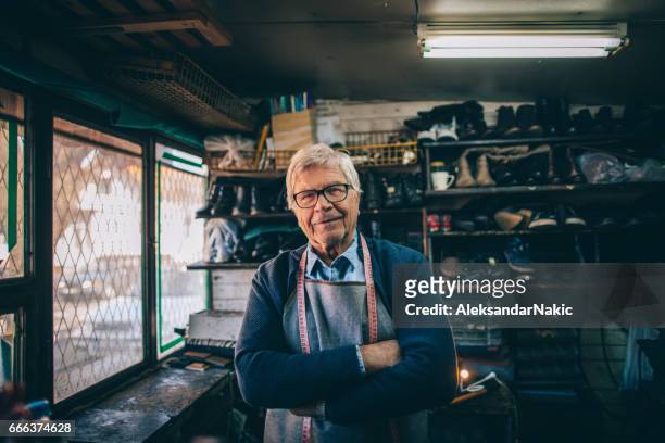 seniorpreneur - shoe repair stock-fotos und bilder