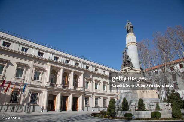senado de españa con la estatua de cánovas del castillo, madrid, 2017 - senado imagens e fotografias de stock