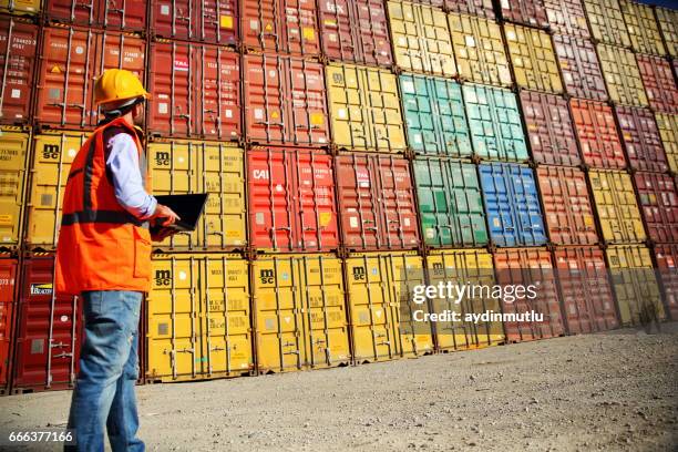 kommerzielle dock arbeiter betrachtet container - containerhafen stock-fotos und bilder