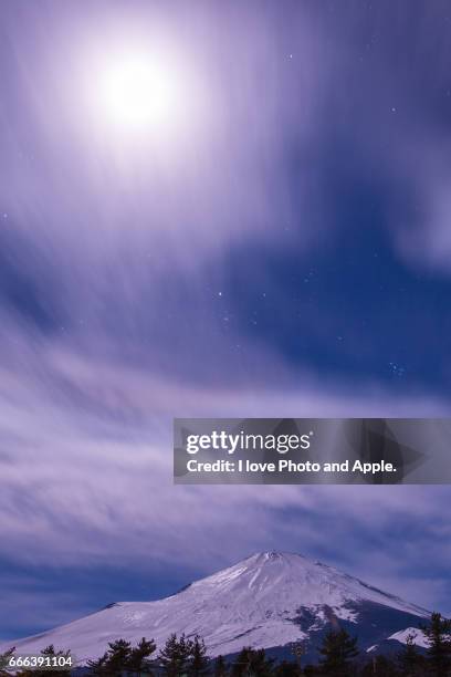 moonlit night fuji - 静岡県 stockfoto's en -beelden