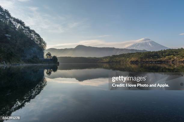 fuji view at lake saiko - 深い雪 stock pictures, royalty-free photos & images