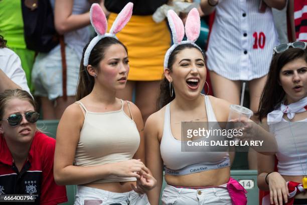 Fans attend the Hong Kong Rugby Sevens tournament on April 9, 2017. / AFP PHOTO / Dale DE LA REY