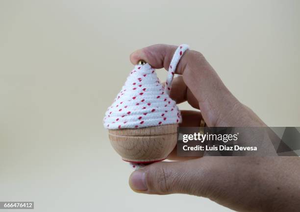 lady's hand wrapped with the string of a spinning top - jugar stock pictures, royalty-free photos & images