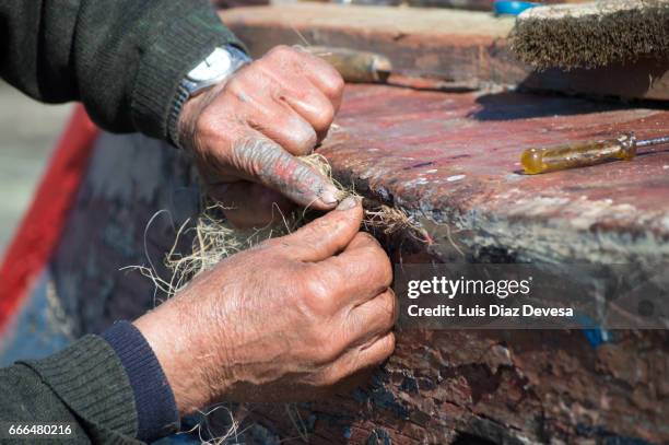 repairing a leak on the boat's hull - basura stock-fotos und bilder