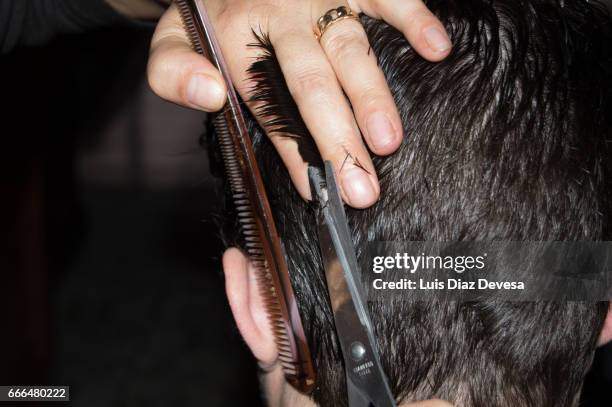 haircut at home with scissors - gente común y corriente stock pictures, royalty-free photos & images