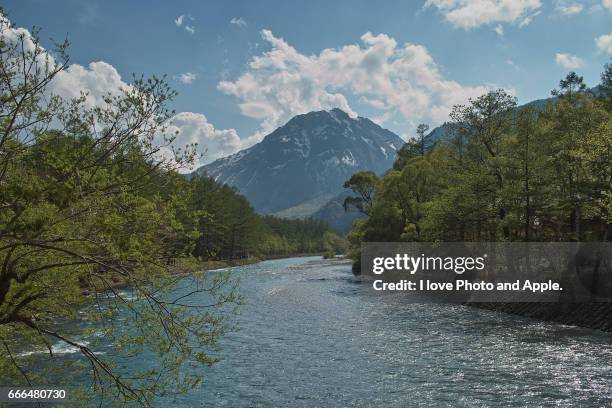 kamikochi spring scenery - 長野県 fotografías e imágenes de stock