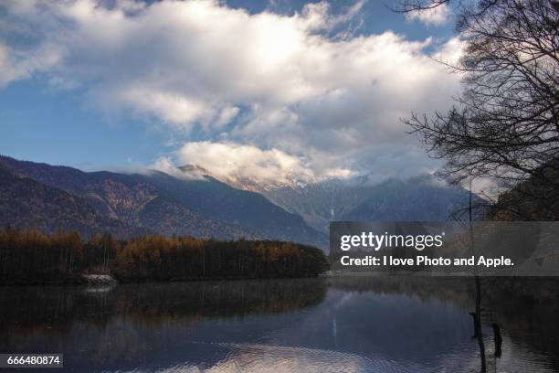 kamikochi autumn scenery - 長野県 - fotografias e filmes do acervo