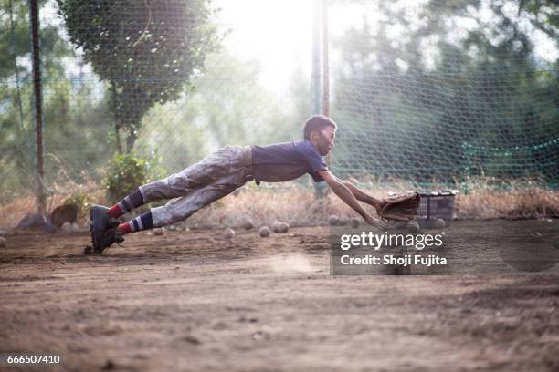 youth baseball players,defensive practice - grand prix of japan practice stockfoto's en -beelden