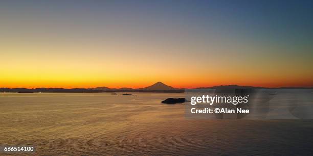 mt fuji on the sea - 澄んだ空 個照片及圖片檔