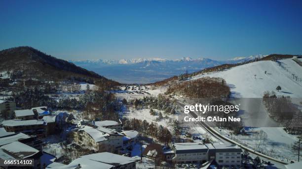 snow mountain in nagano - スキー stock-fotos und bilder