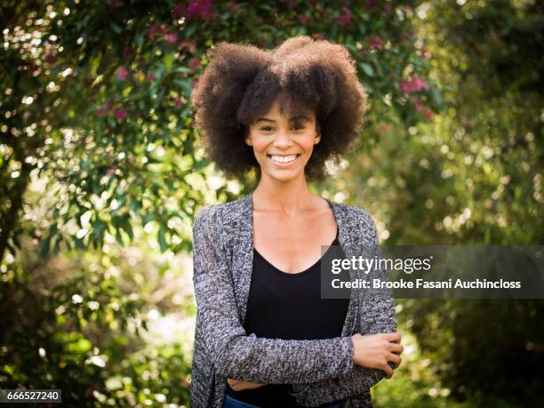 woman with afro - cami - fotografias e filmes do acervo