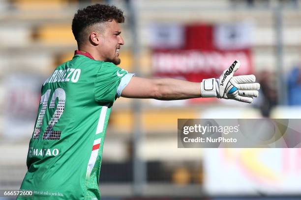 Davide Narduzzo portiere dell'A.C Reggiana richiama i suoi compagni di squadra durante la gara di Lega Pro girone B tra Teramo Calcio 1913 e A.C....