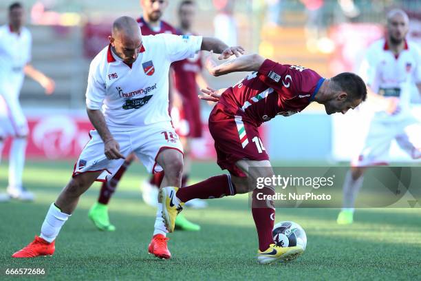 Gael Genevier centrocampista dell.A.C. Reggiana contrastato da Stefano Amadio centrocampista del Teramo Calcio 1913 durante la gara di Lega Pro...