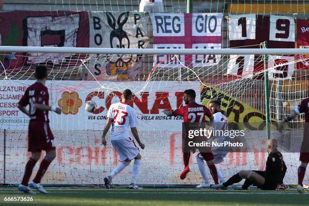 Marco Guidone attaccante dell'A.C. Reggiana mette a segno la rete dello 0-1 durante la gara di Lega Pro girone B tra Teramo Calcio 1913 e A.C....