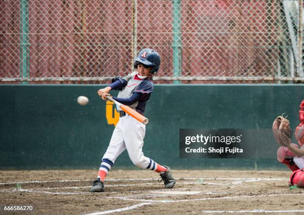 youth baseball players,playing game,batting - batting - fotografias e filmes do acervo