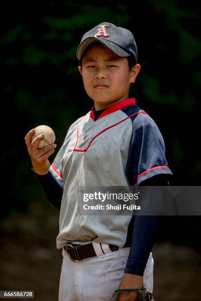 youth baseball player - kid baseball pitcher stock pictures, royalty-free photos & images