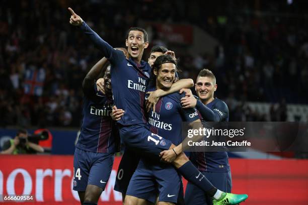 Angel Di Maria of PSG celebrates his goal with Edinson Cavani, Marco Verratti during the French Ligue 1 match between Paris Saint-Germain and En...