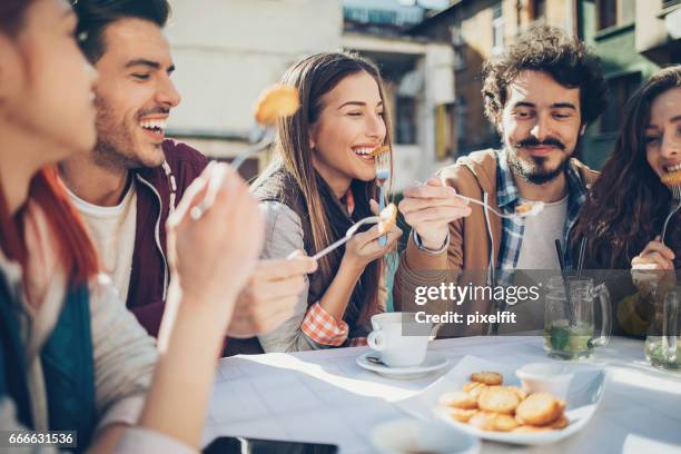 brunch al aire libre con amigos - amigos hombres en restaurant fotografías e imágenes de stock