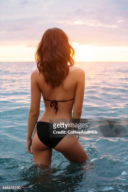 放鬆的女孩 - beautiful beach babes 個照片及圖片檔