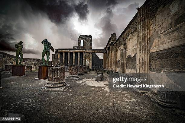 ruins and sculpture at pompeii, italy - ruined photos et images de collection