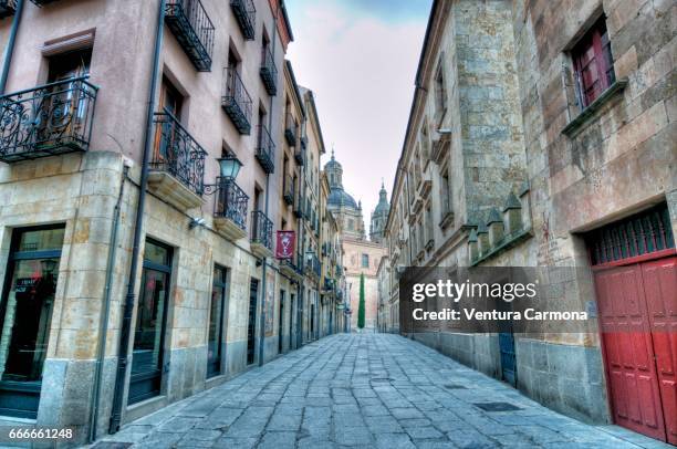 street in the old city of salamanca, spain - städtische straße stockfoto's en -beelden