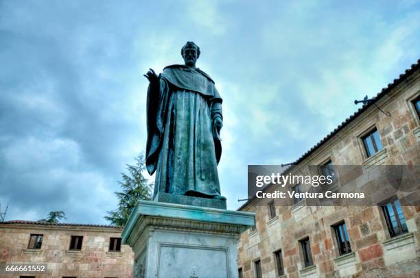 statue of fray luis de león - university of salamanca, spain - städtischer platz ストックフォトと画像