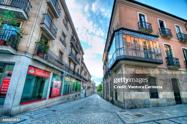 street in the old city of salamanca, spain - spanienrundfahrt stock pictures, royalty-free photos & images