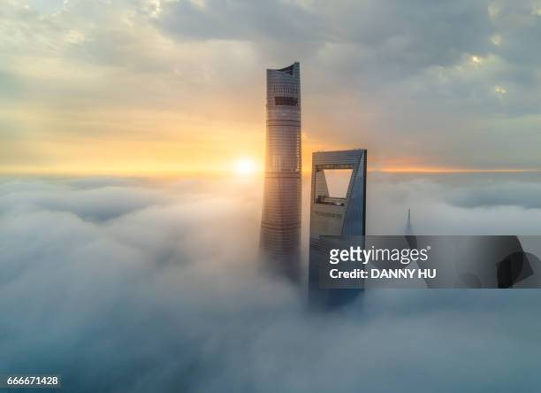 tower over the fog - shanghai tower shanghai photos et images de collection