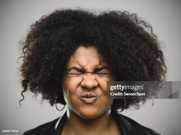 close-up portrait eine gestresste echte junge afro amerikanerin - funny face woman stock-fotos und bilder